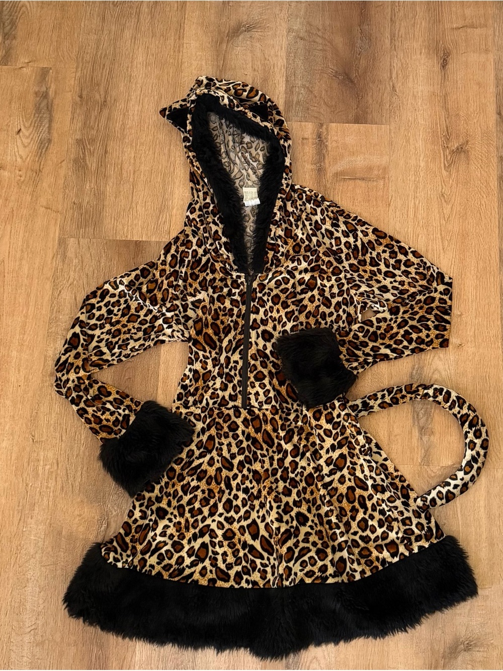 Velvet Leopard Print Women’s Costume with Black Faux Fur Trim sz L